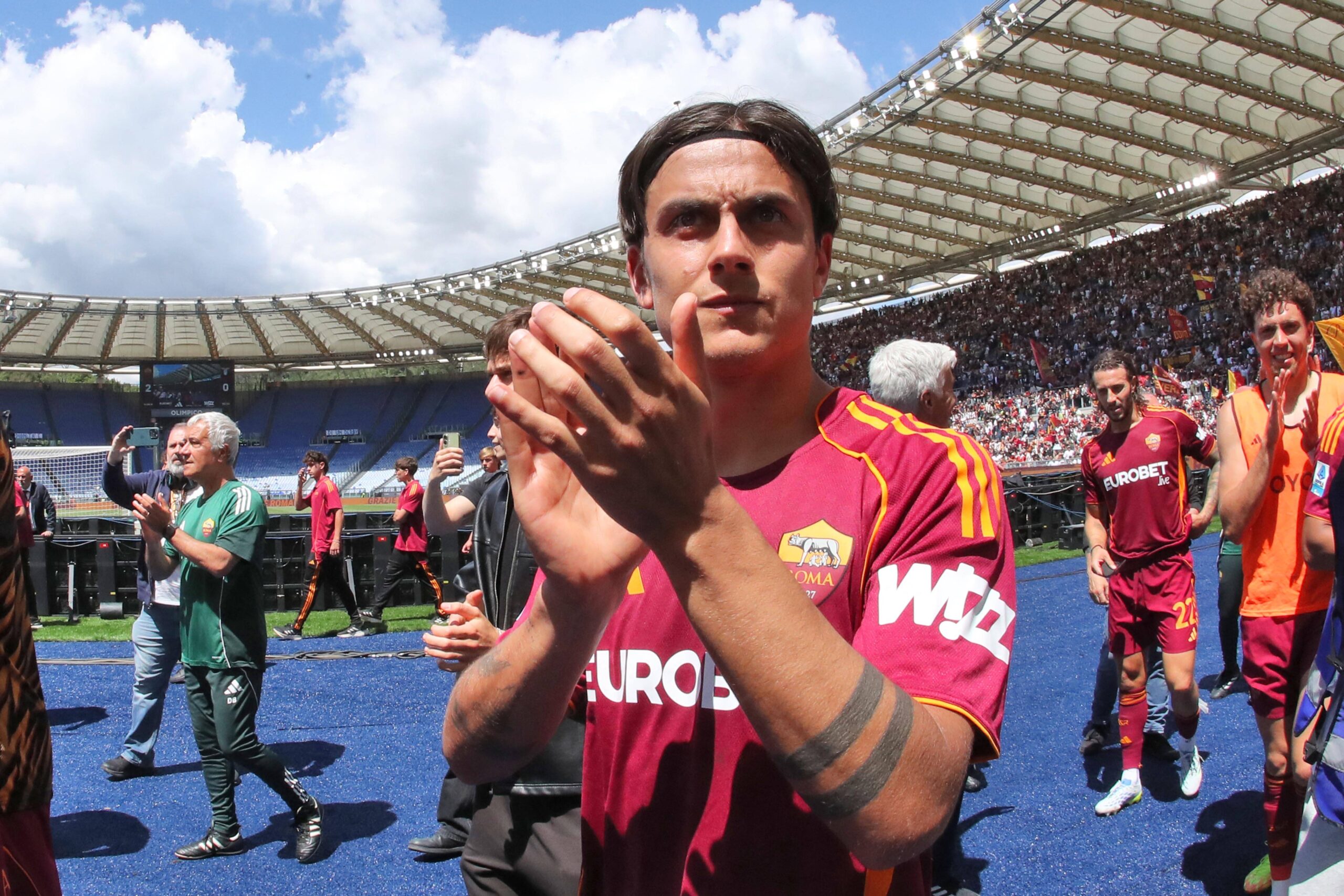 Dybala saluta la Curva Sud