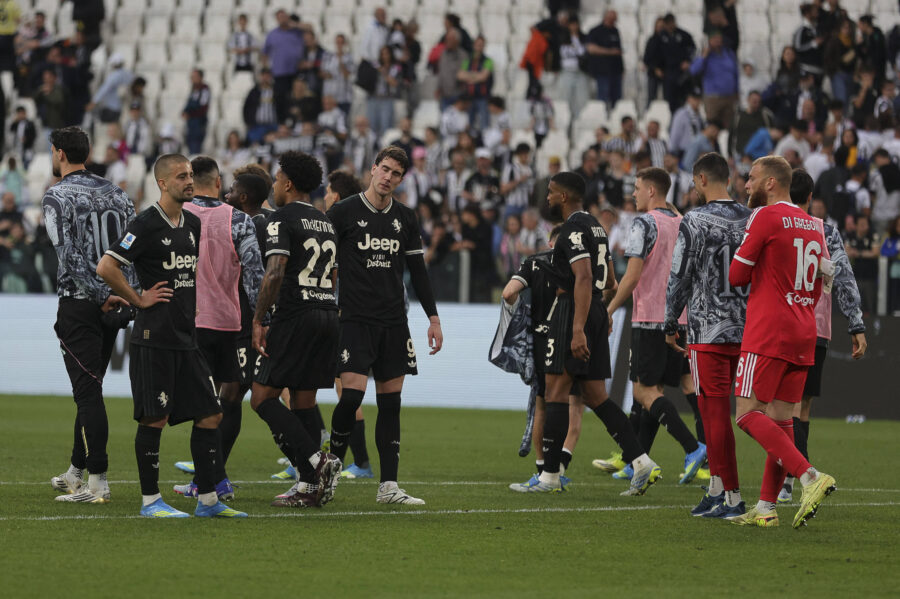 giocatori della juventus dopo pareggio col verona