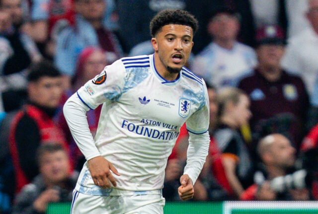 Jadon Sancho con la maglia dell'Aston Villa