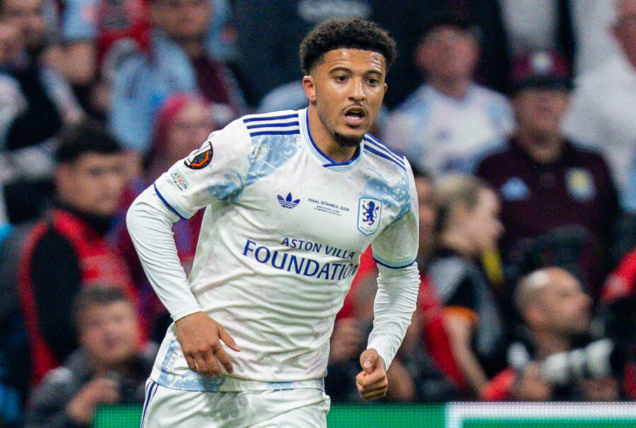 Jadon Sancho con la maglia dell'Aston Villa