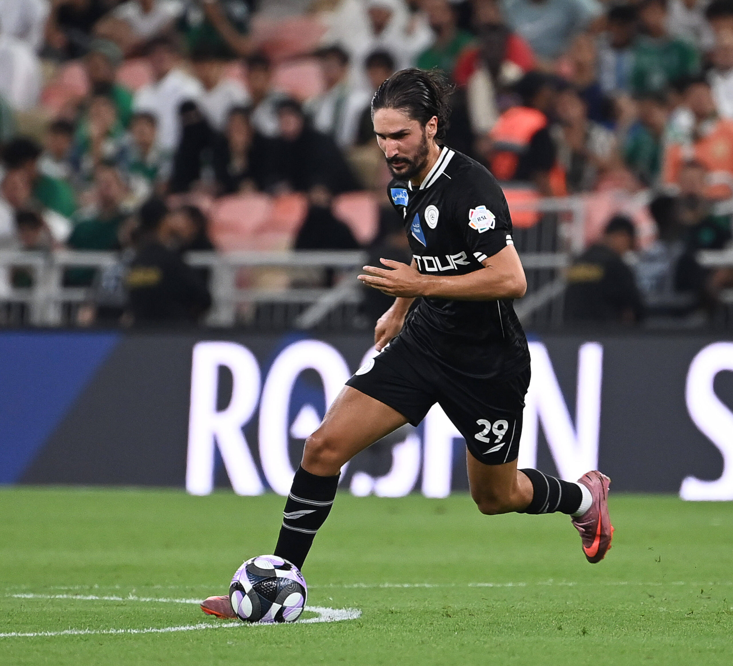 Adli durante una partita del campionato arabo
