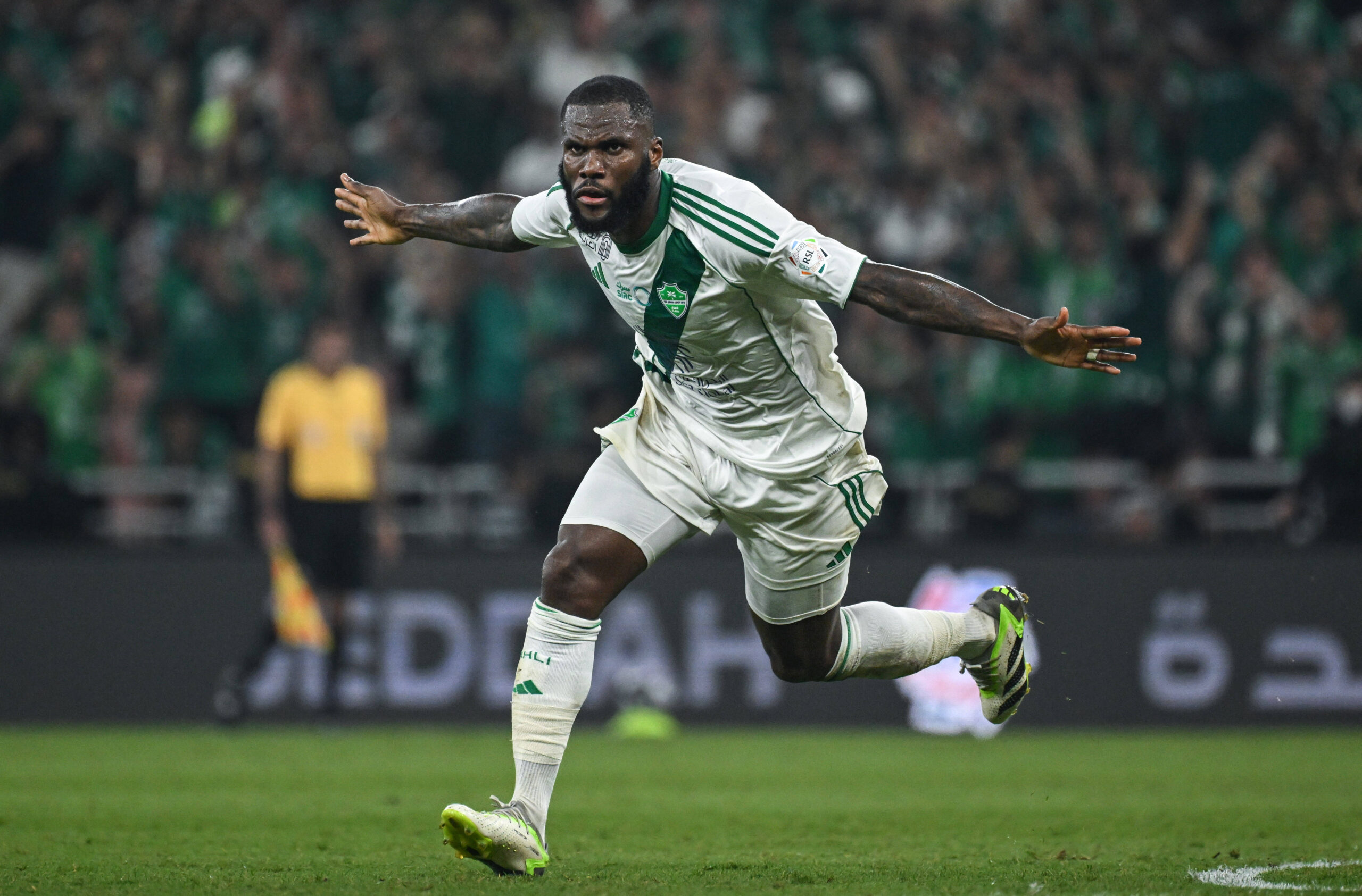 Franck Kessié esulta con la maglia dell'Al-Ahli