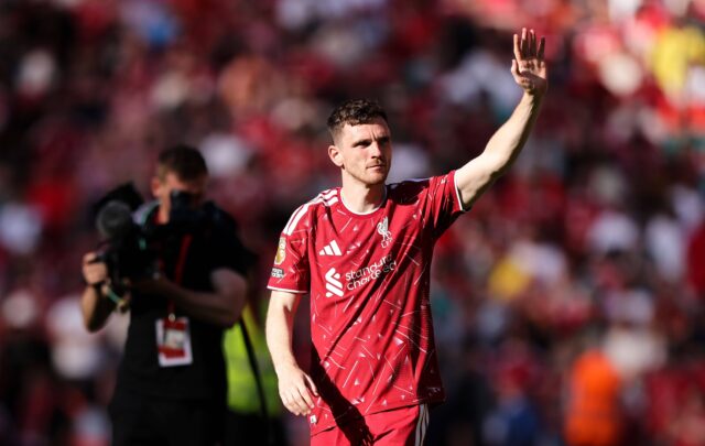 Robertson saluta i tifosi del Liverpool