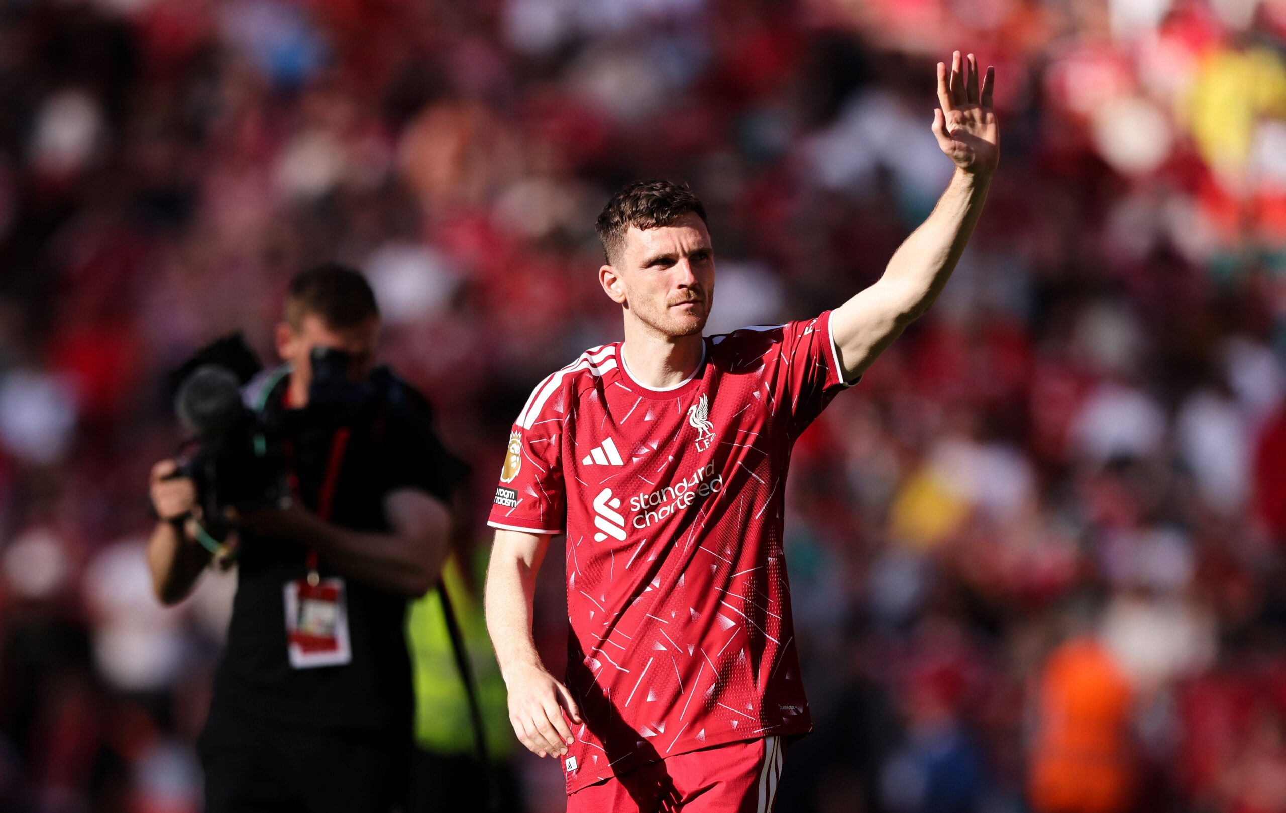 Robertson saluta i tifosi del Liverpool