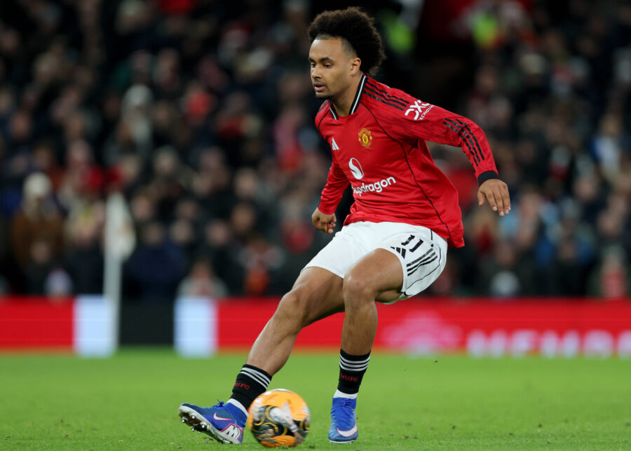 Zirkzee in azione con il Manchester United