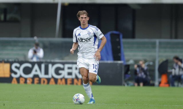 Nico Paz in azione con il Como