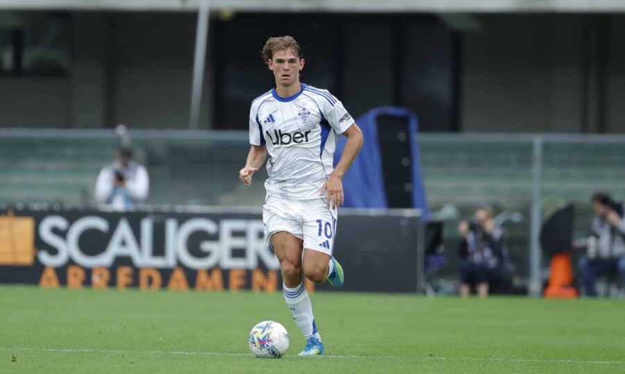 Nico Paz in azione con il Como