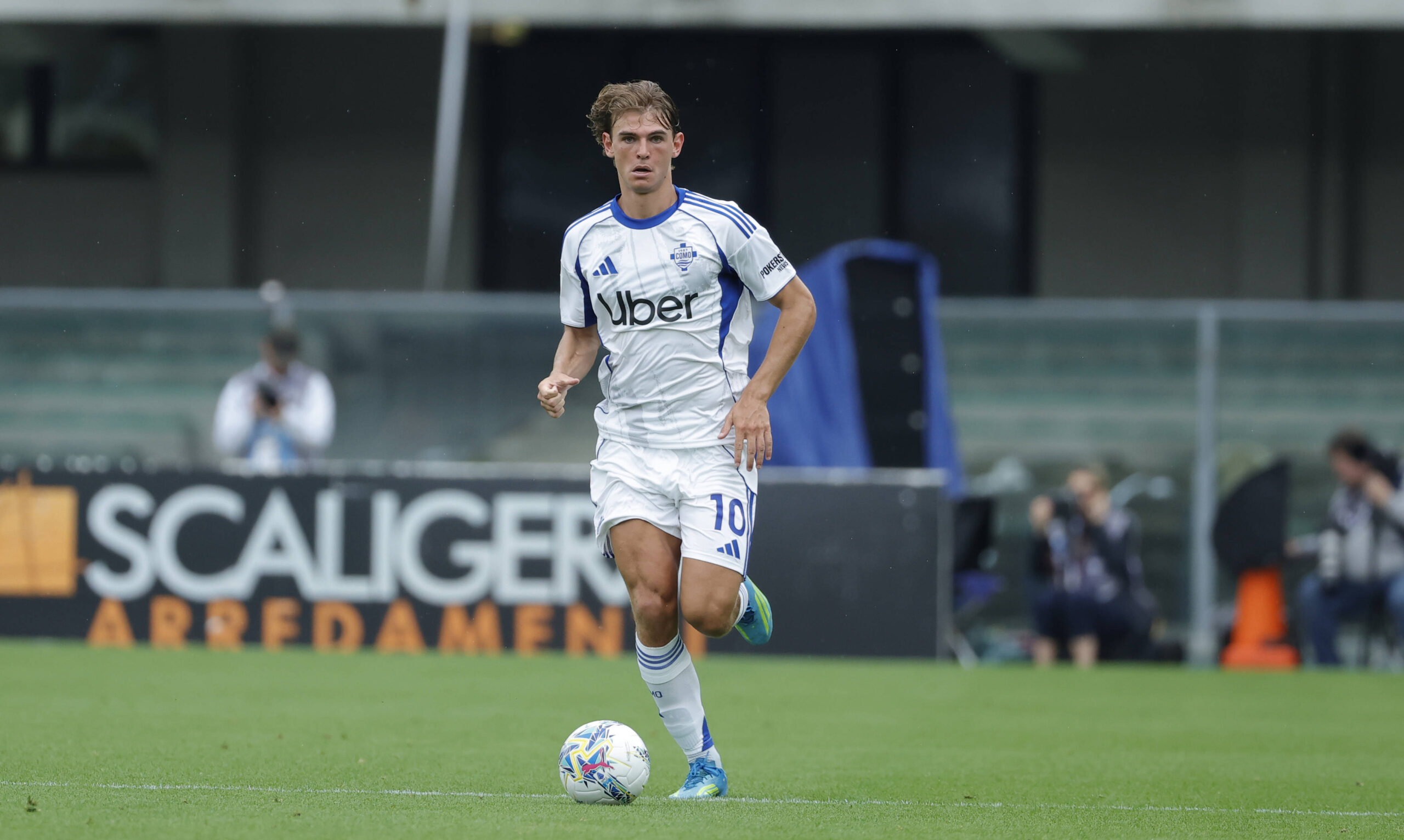Nico Paz in azione con il Como