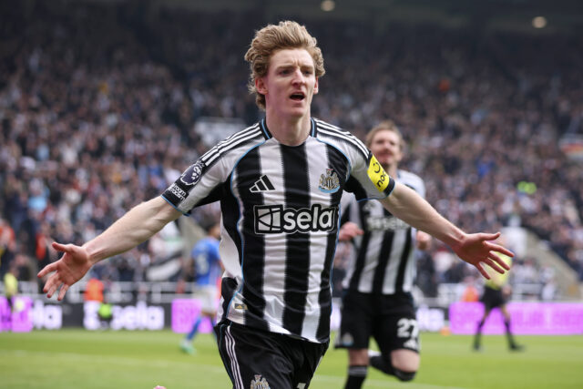 Gordon esulta dopo un gol