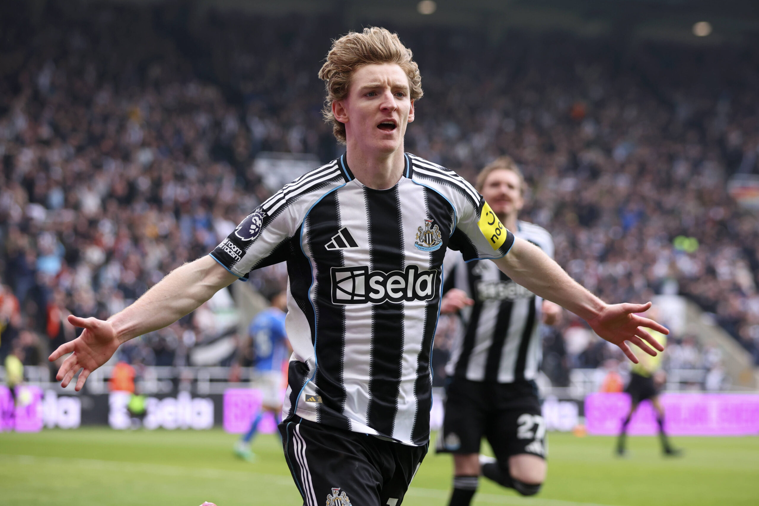 Gordon esulta dopo un gol