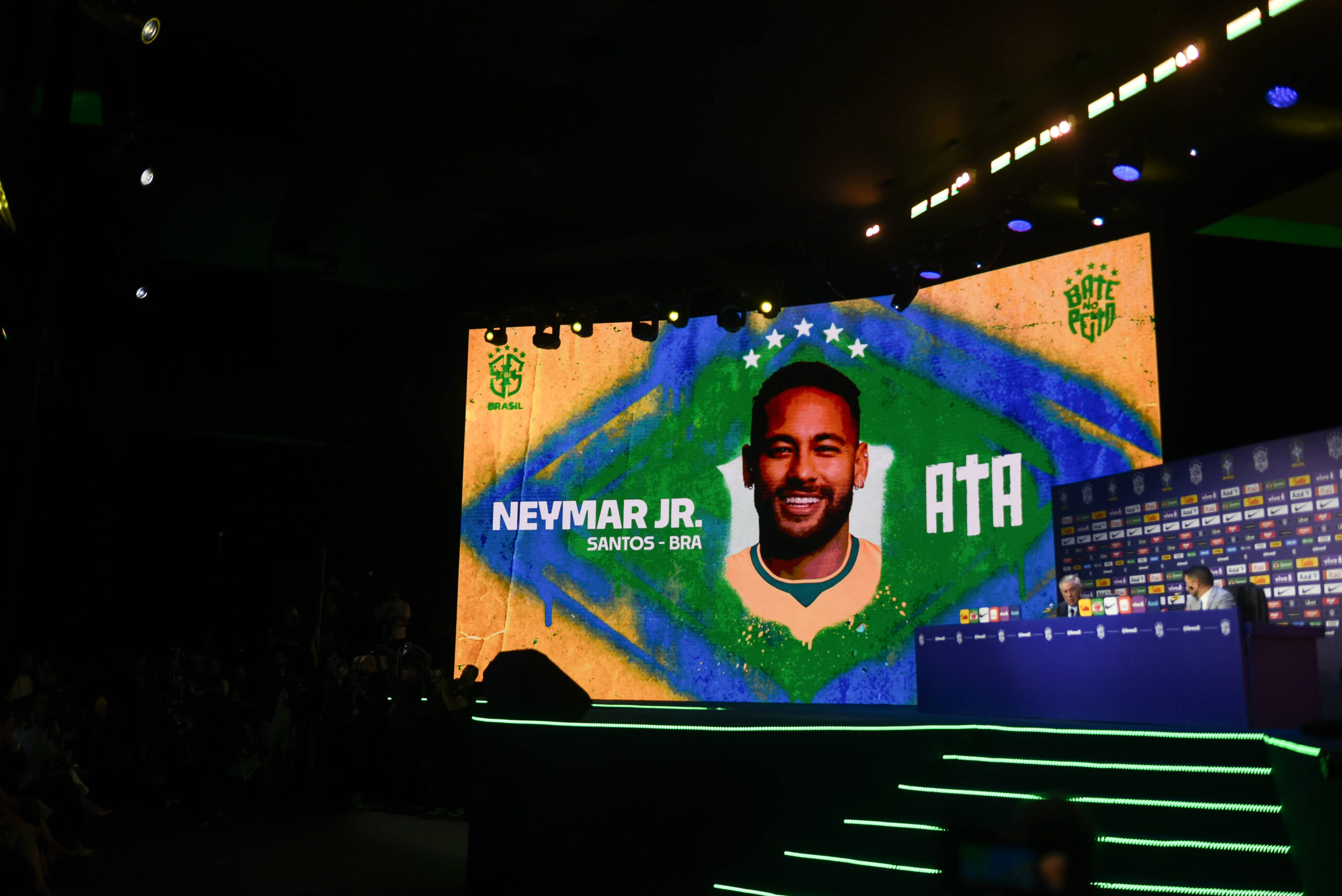 Il momento dell'annuncio della convocazione di Neymar con il Brasile