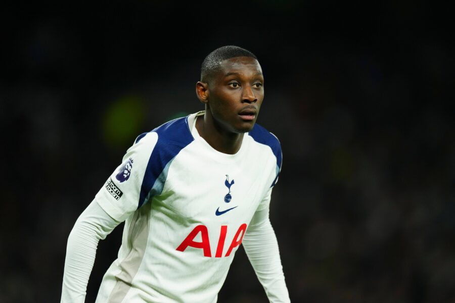 Randal Kolo Muani con la maglia del Tottenham