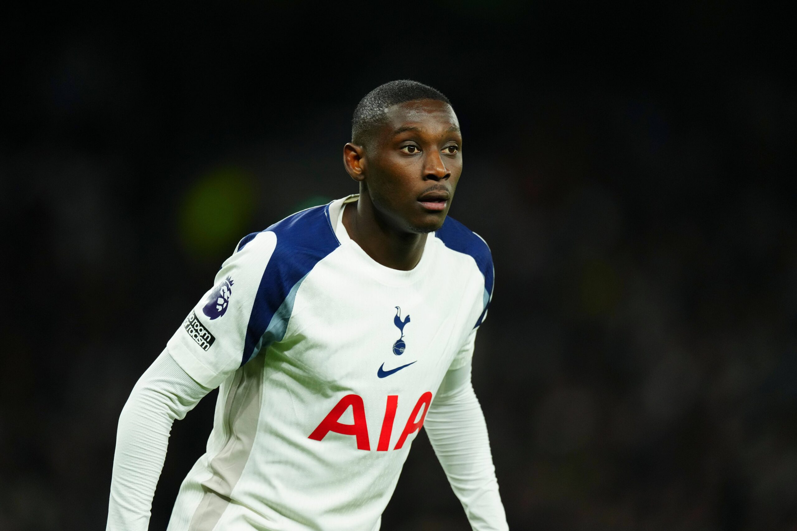 Randal Kolo Muani con la maglia del Tottenham