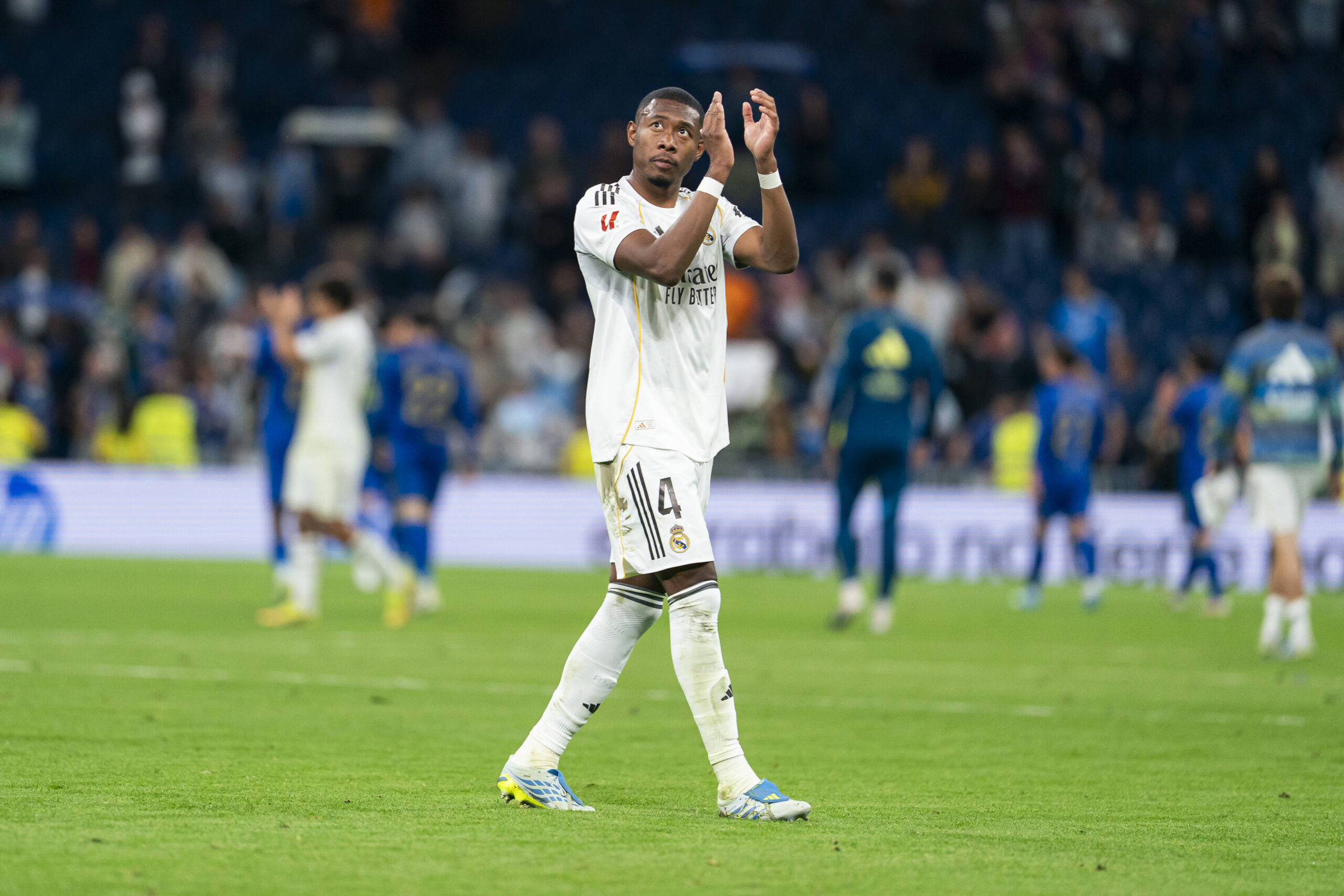 Alaba saluta i tifosi del Real Madrid