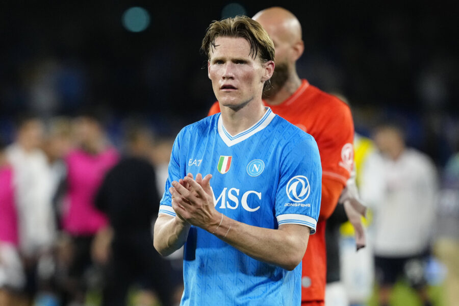 Scott McTominay appalude la curva del Napoli