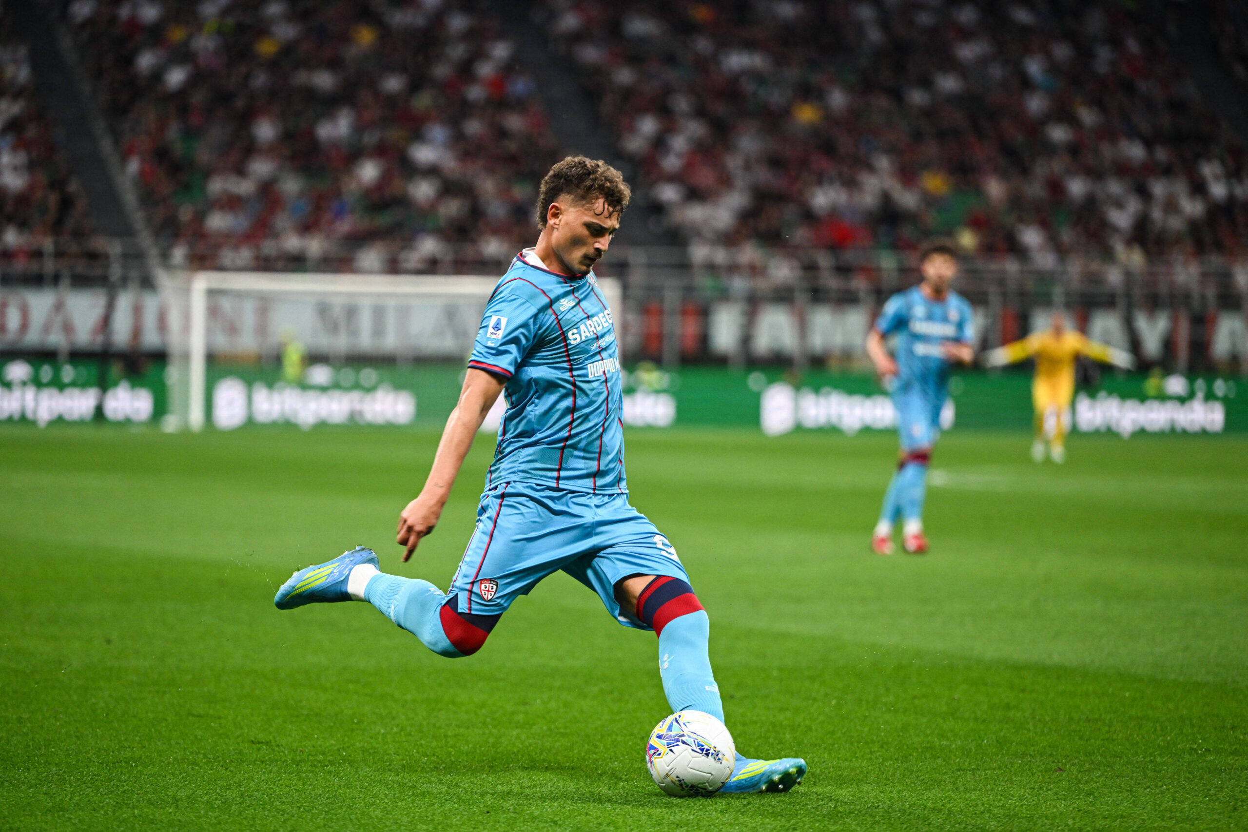 Sebastiano Esposito in azione con la maglia del Cagliari