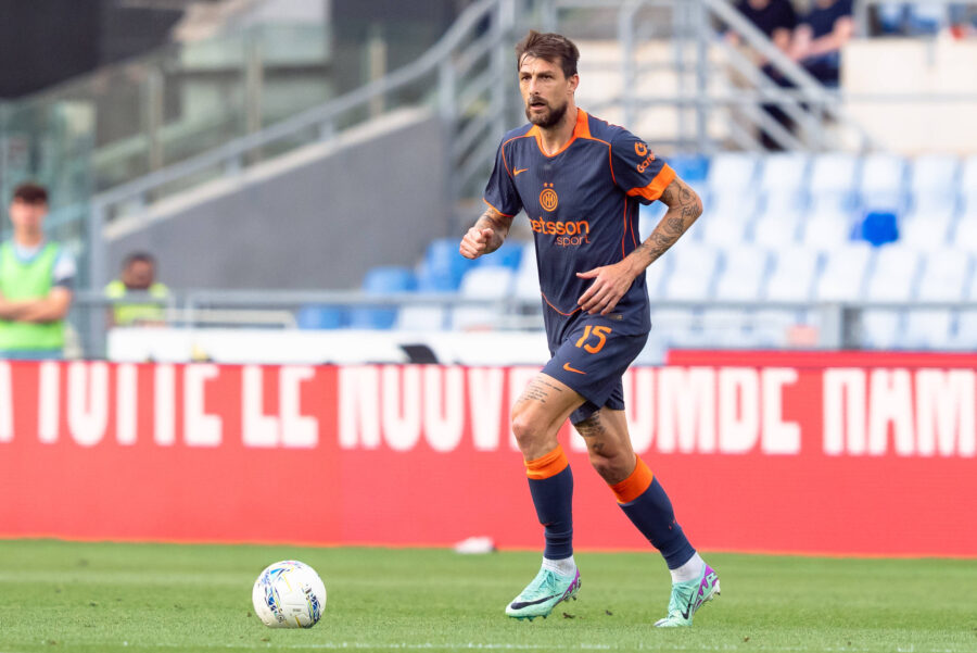 Fancesco Acerbi in azione durante Lazio-Inter di campionato