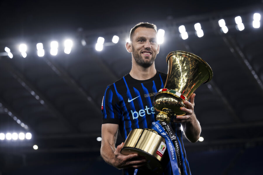 De Vrij con la Coppa Italia vinta contro la Lazio