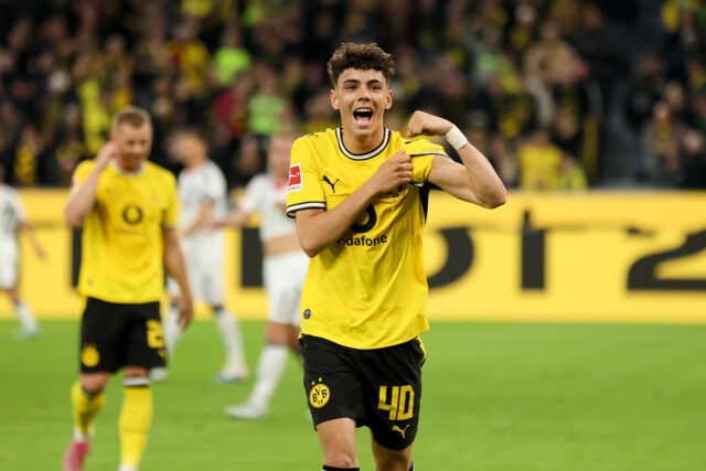 Samuele Inacio esulta con la maglia del Borussia Dortmund