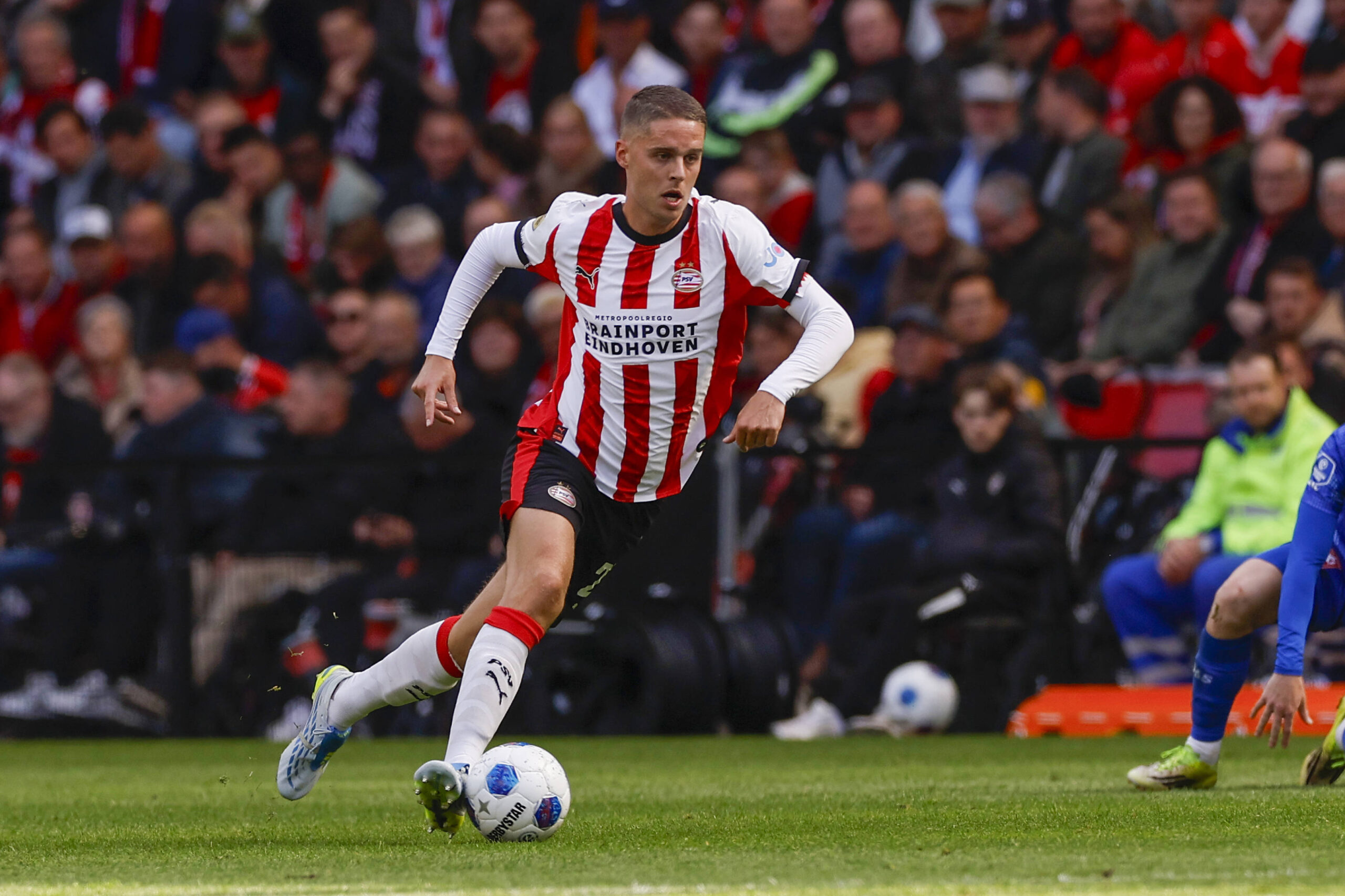 Joey Veerman in azione con il PSV