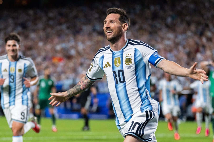 Messi esulta dopo un gol all'Algeria