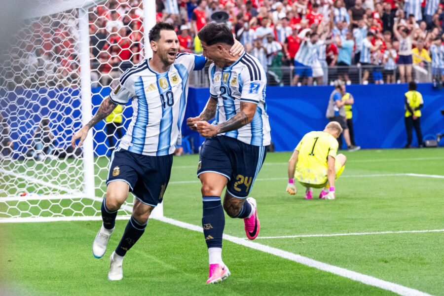 Messi esulta dopo il gol all'Argentina