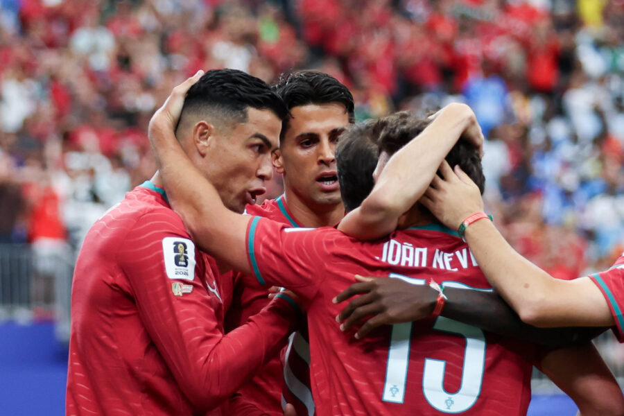 Cristiano ronaldo e joao neves con la maglia del portogallo