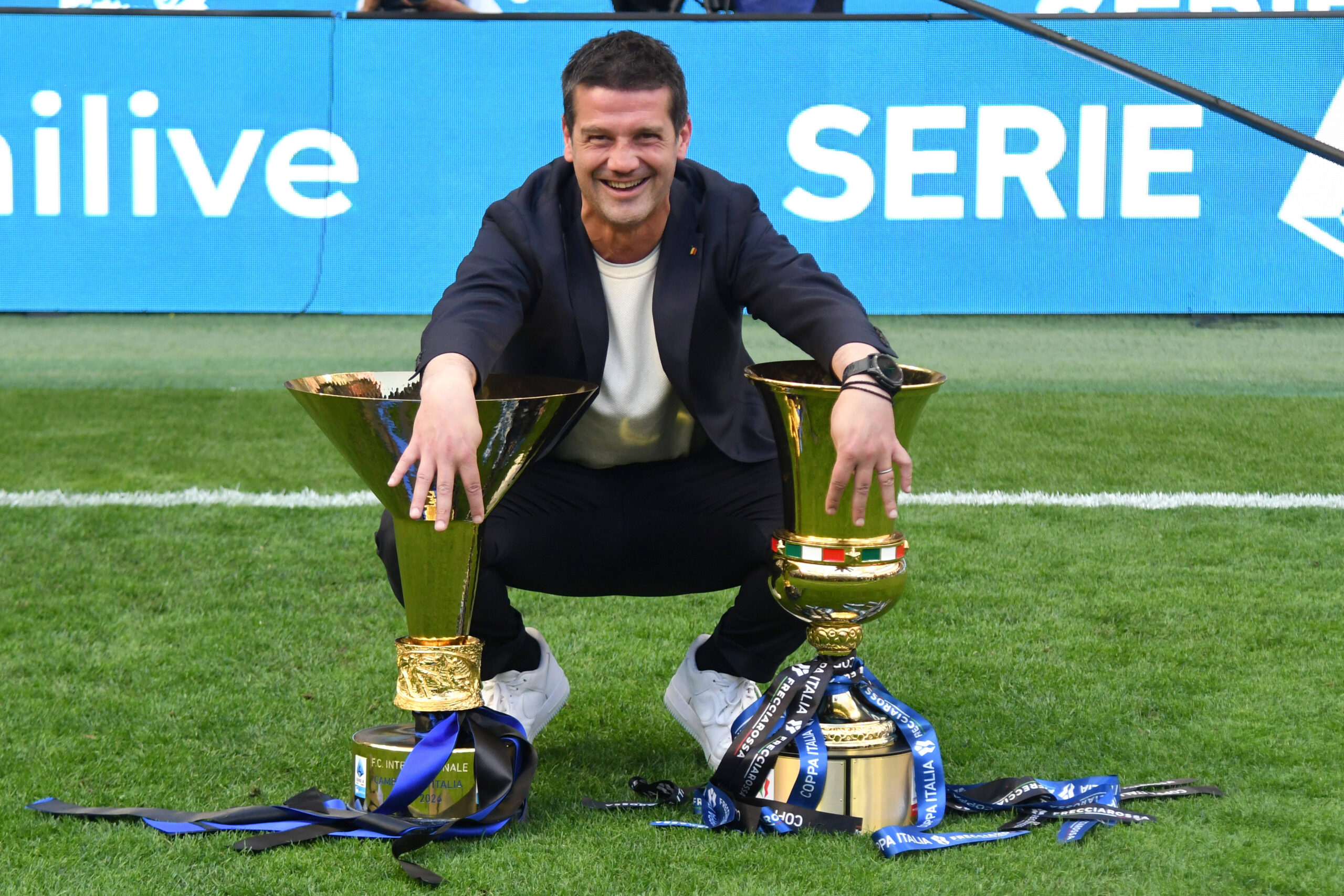 Chivu con i trofei conquistati