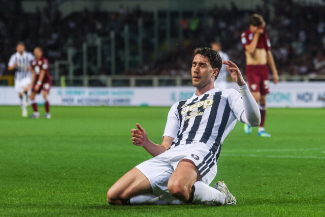 Vlahovic esulta dopo un gol