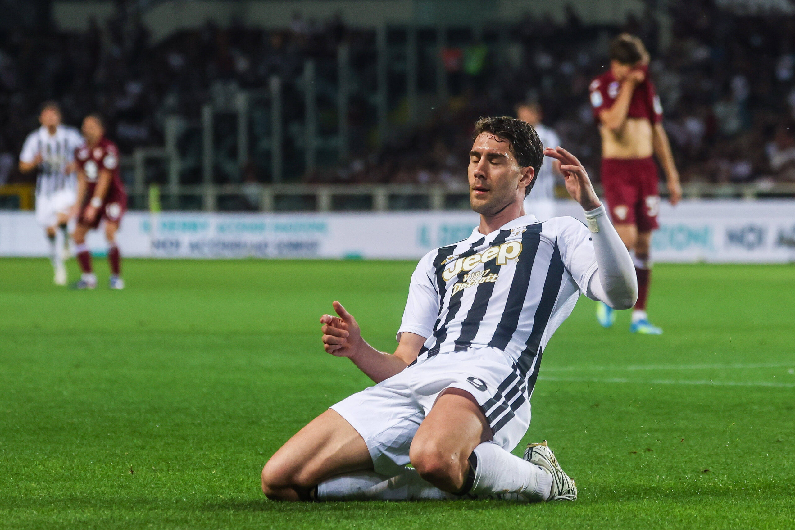 Vlahovic esulta dopo un gol