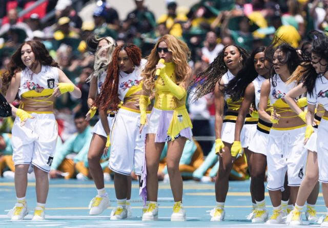 Shakira durante l'esibizione alla cerimonia di apertura dei Mondiali 2026