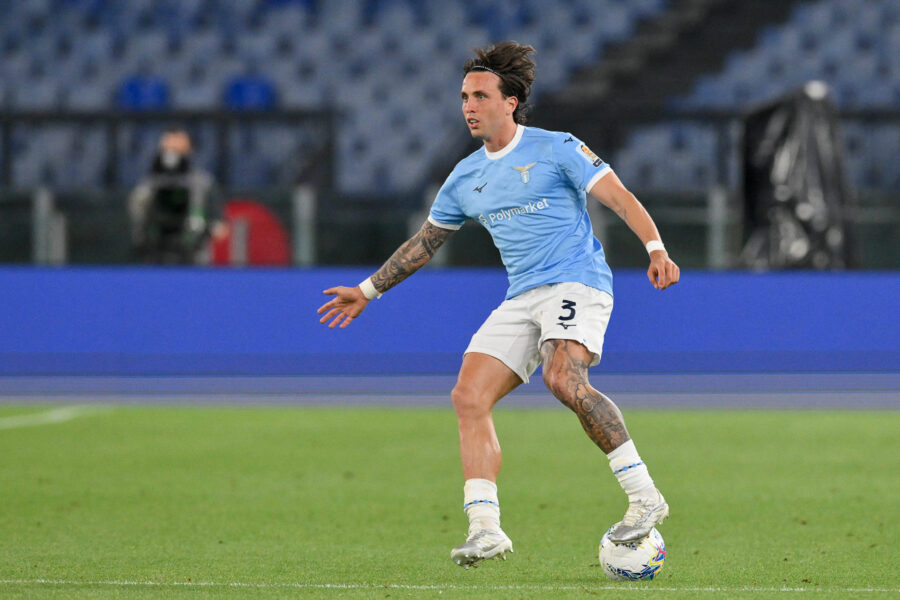 Luca Pellegrini in azione con la Lazio