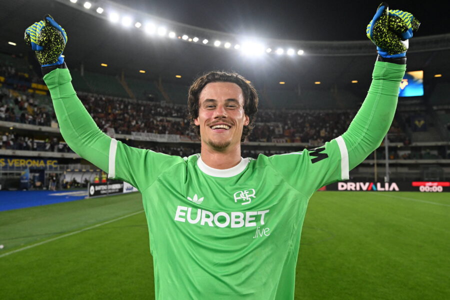 Svilar esulta dopo una vittoria della Roma