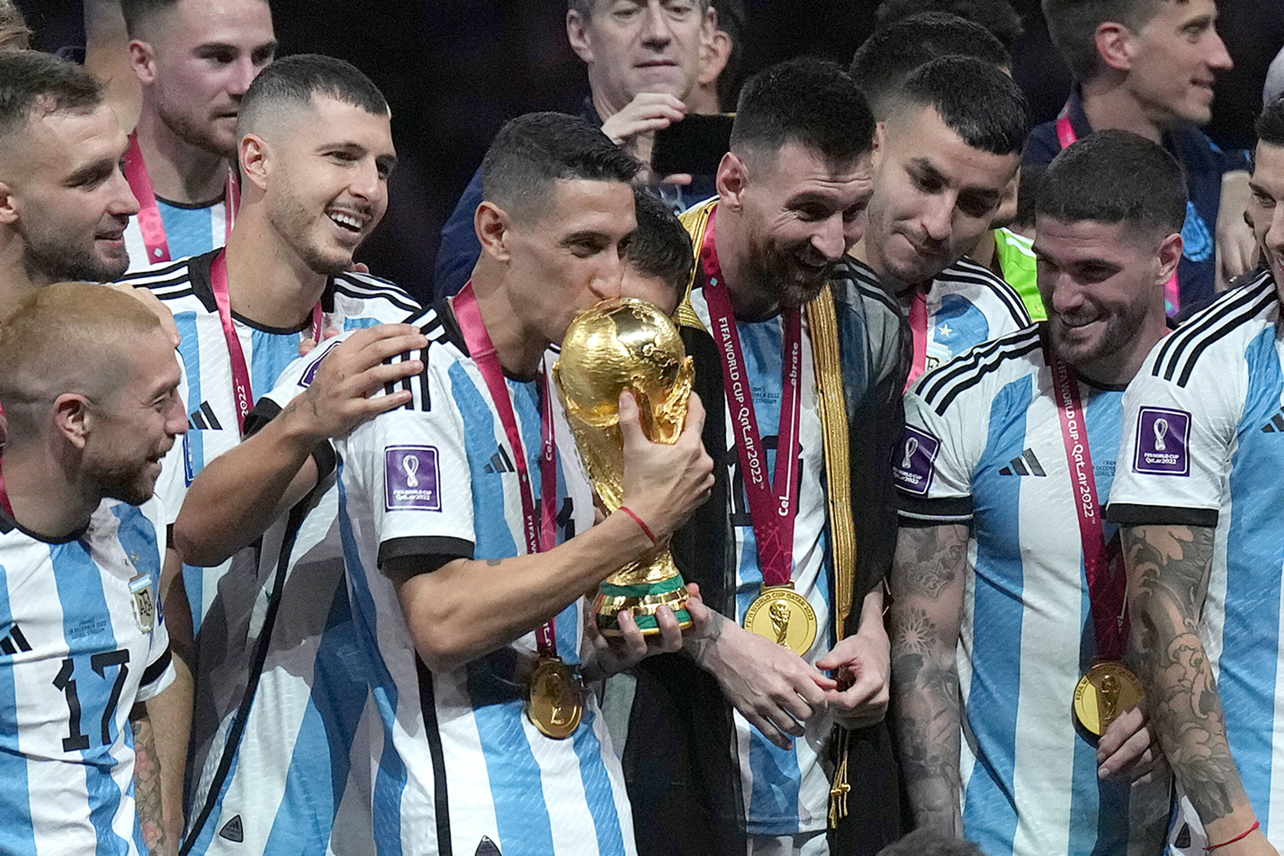 Giocatori dell'Argentina con la Coppa del Mondo