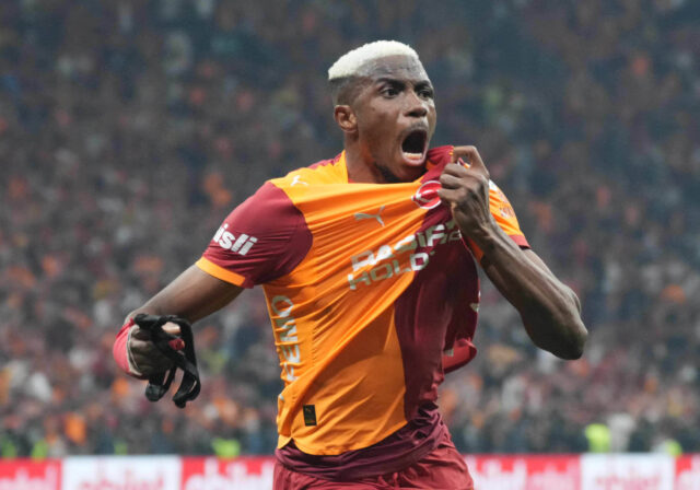 Osimhen esulta dopo un gol