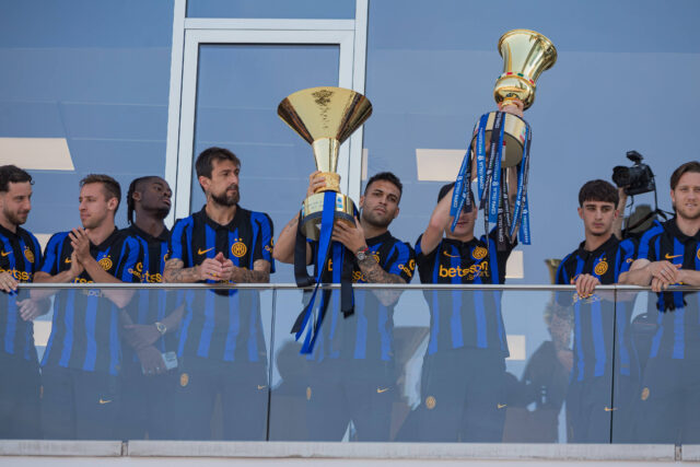 Lautaro Martinez con la coppa dello Scudetto