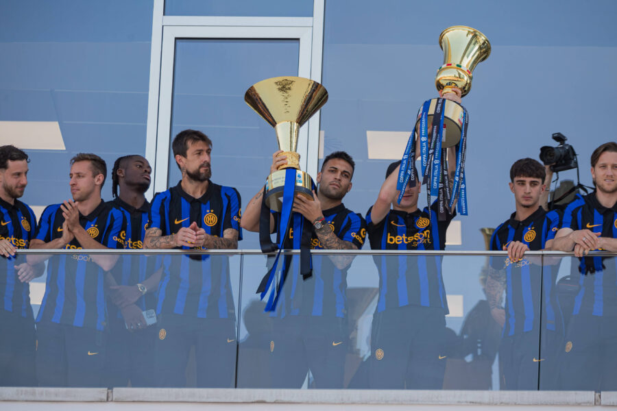 Lautaro Martinez con la coppa dello Scudetto