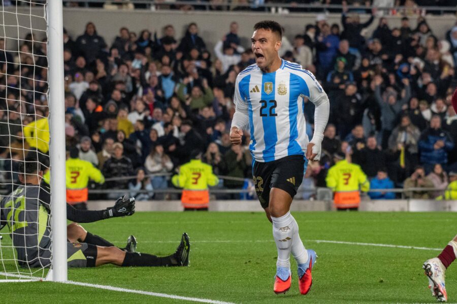 Lautaro Martinez con la maglia della nazionale argentina