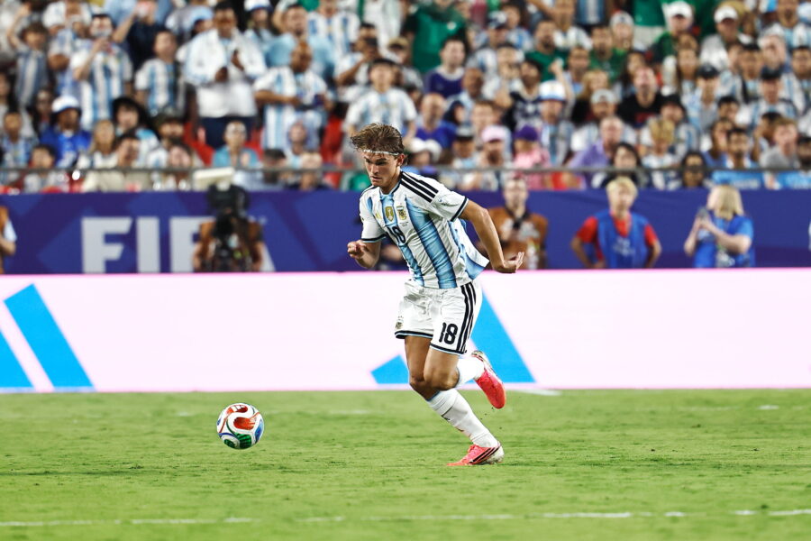 Nico Paz durante Argentina-Algeria