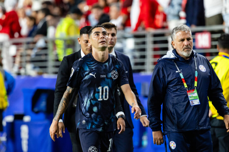 Miguel Almiron espulso durante Turchia-Paraguay