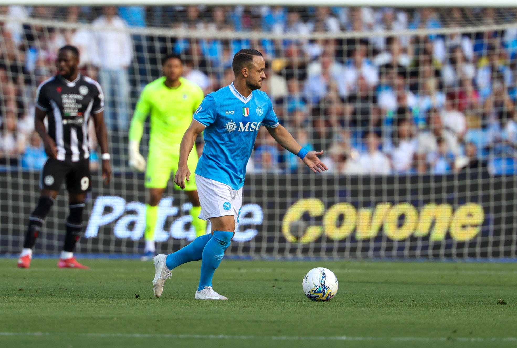 Lobotka in azione con il Napoli