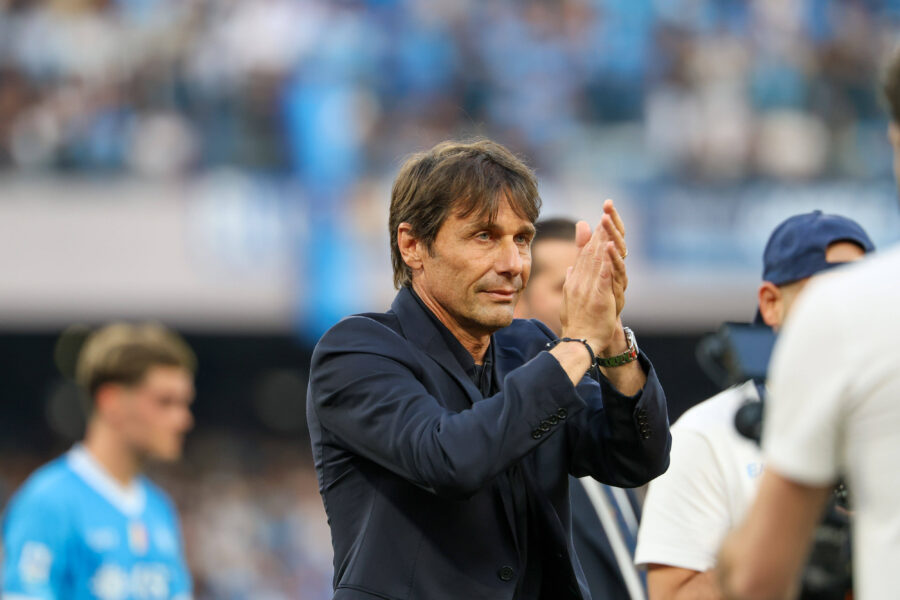 Antonio Conte saluta i tifosi del Napoli
