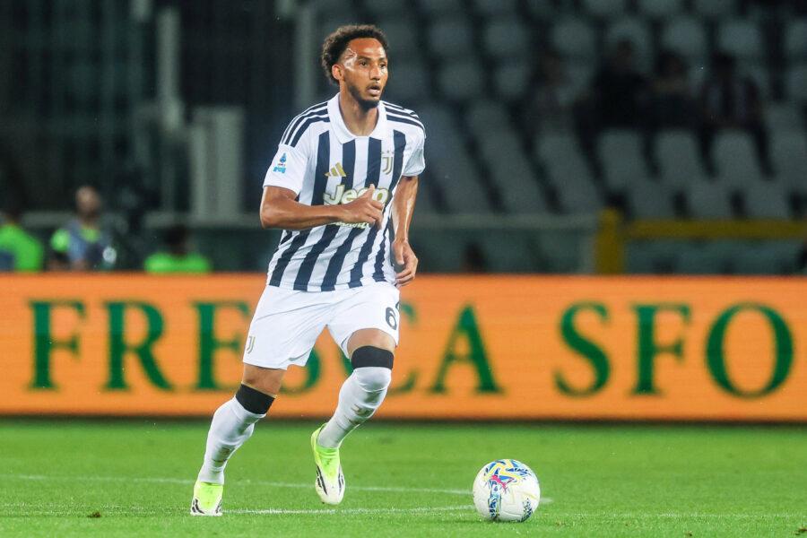 Lloyd Kelly seguito da Newcastle e Nottingham Foret