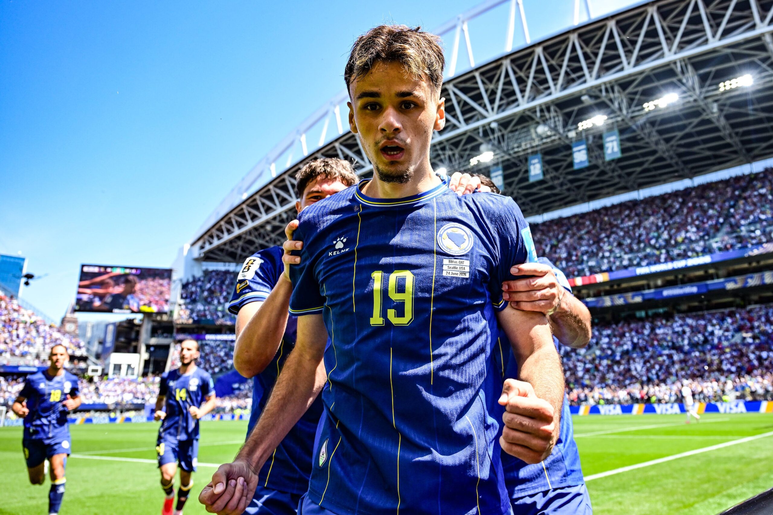 Alajbegović esulta dopo un gol con la Bosnia