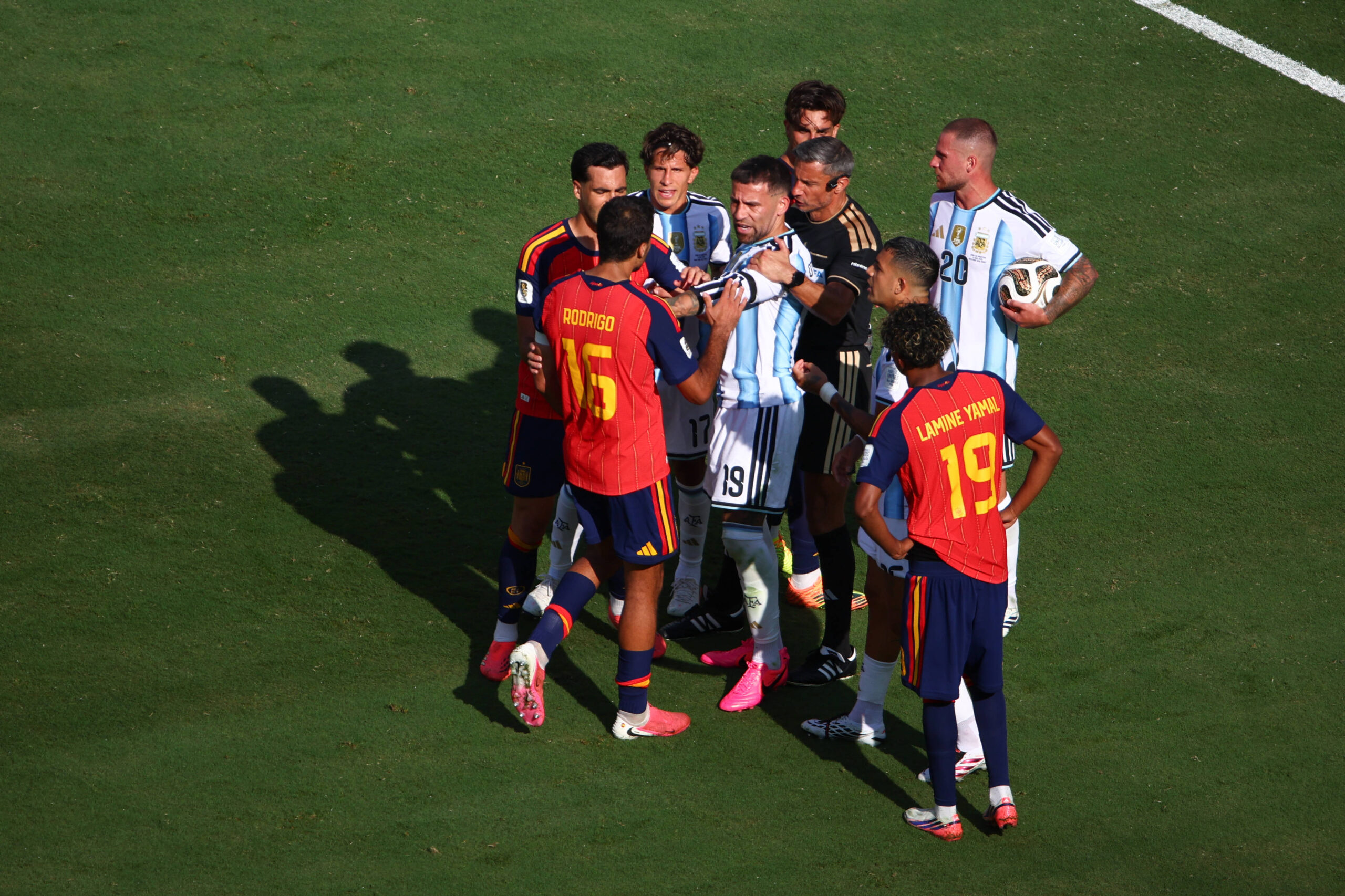 Nicolas Otamendi, faccia a faccia con Rodri