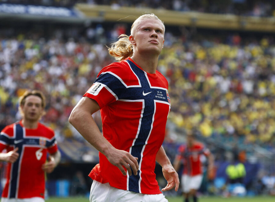 Haaland esulta dopo un gol con la Norevgia