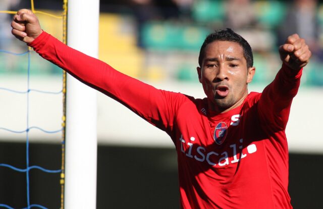 Jeda con la maglia del Cagliari