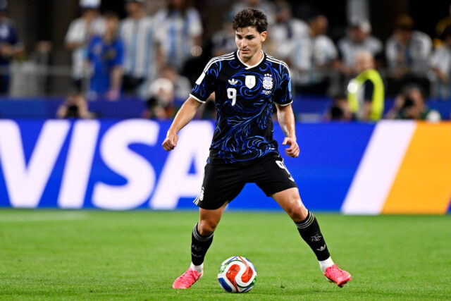Julian Alvarez fa litigare Atletico e Barcellona