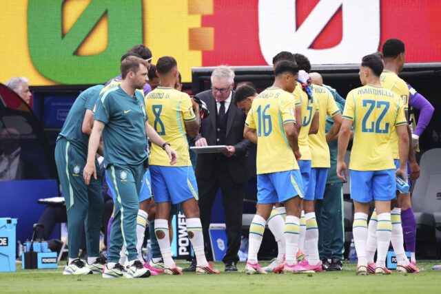 Ancelotti a colloquio con i giocatori del Brasile