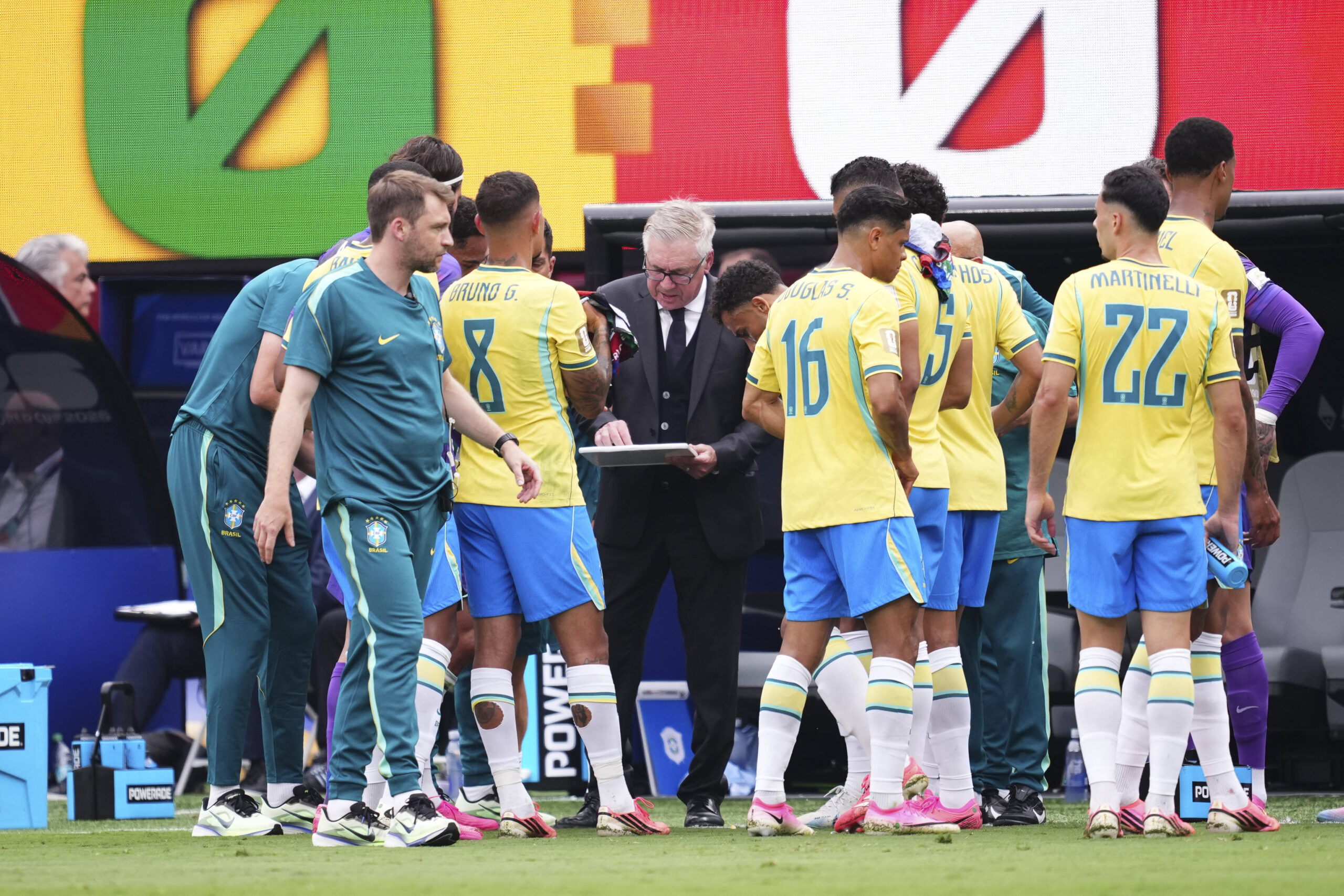 Ancelotti a colloquio con i giocatori del Brasile